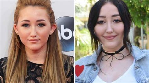 Noah Cyrus’ Before & After Looks: The Hardest Part。